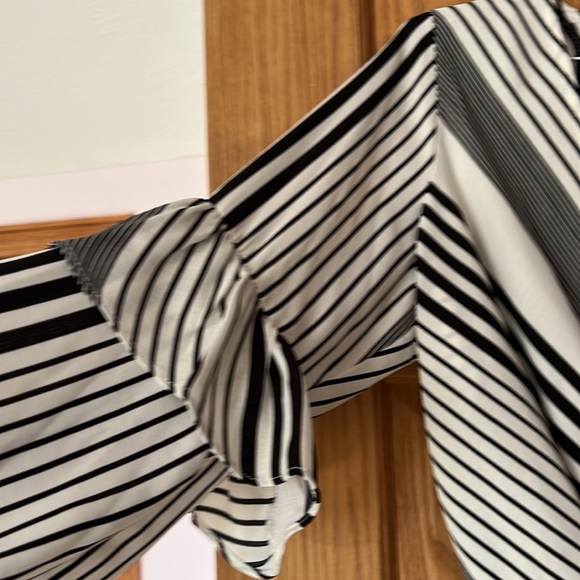 Gianni Bini slightly bow sleeve crisscross top - Picture 3 of 8